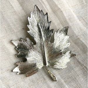 💐3/$12 Vintage Maple Leaf Brooch Brushed Silvertone Rhinestone Stem